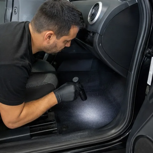 Cheiro ruim dentro do carro: 8 causas que a limpeza comum não resolve