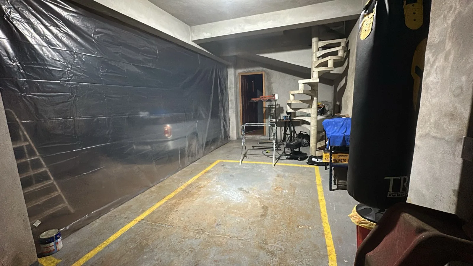 Oficina da Horse Garage com carro preparado para pintura